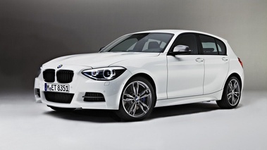 BMW M135i - blanche - 3/4 avant gauche