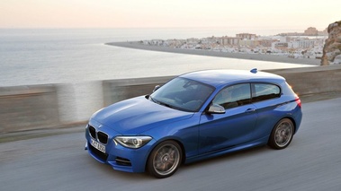 BMW M135i - bleue - 3/4 avant gauche