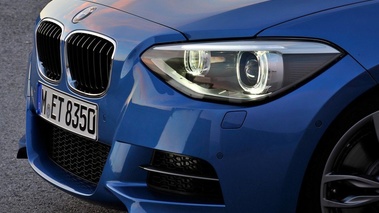 BMW M135i - bleue - détail bouclier avant