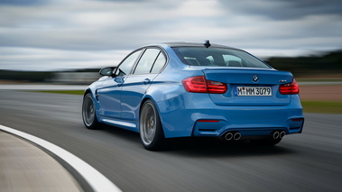 BMW M3 2014 - bleue - 3/4 arrière gauche dynamique