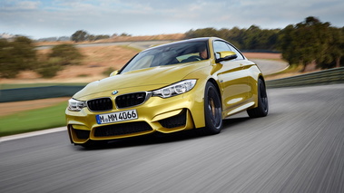BMW M4 2014 - jaune - 3/4 avant gauche dynamique