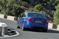 BMW M5 F10 bleu 3/4 arrière gauche penché