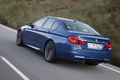 BMW M5 F10 bleu 3/4 arrière gauche travelling penché