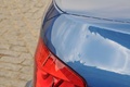 BMW M5 F10 bleu béquet debout