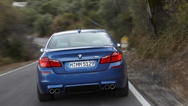 BMW M5 F10 bleu face arrière travelling penché