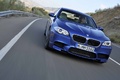 BMW M5 F10 bleu face avant travelling penché 2