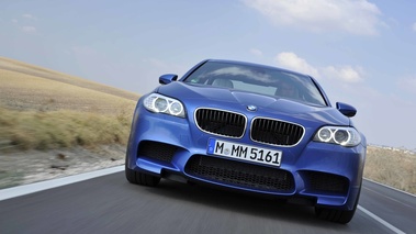 BMW M5 F10 bleu face avant travelling penché