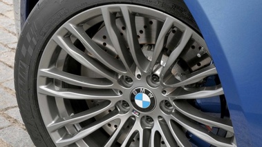 BMW M5 F10 bleu jante debout