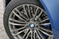 BMW M5 F10 bleu jante debout