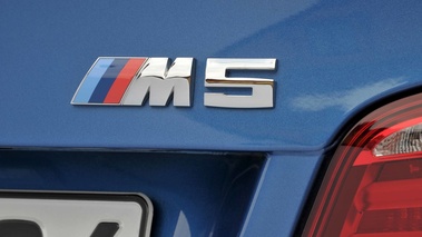 BMW M5 F10 bleu logo M5 coffre