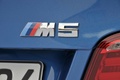 BMW M5 F10 bleu logo M5 coffre
