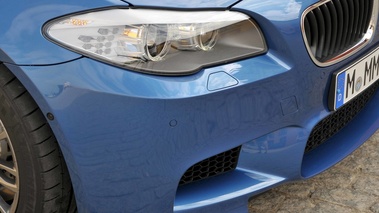 BMW M5 F10 bleu phare avant