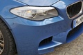 BMW M5 F10 bleu phare avant