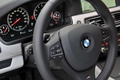 BMW M5 F10 bleu volant