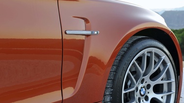 BMW Série 1M orange logo aile