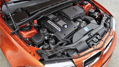 BMW Série 1M orange vue du moteur