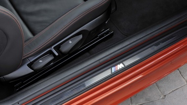 BMW Série 1M orange pas de porte