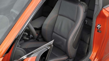 BMW Série 1M orange siège debout