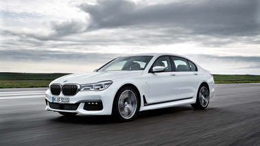 BMW Série 7 2015 - Blanche - 3/4 avant gauche dynamique