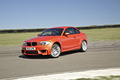 Essai BMW Série 1 M Coupé - orange - 3/4 avant gauche, drift