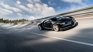 Bugatti Chiron noir 3/4 avant droit travelling