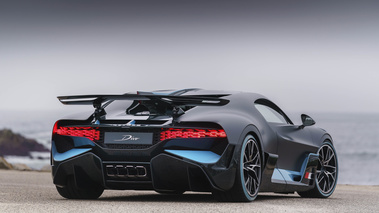 Bugatti Divo carbone/bleu 3/4 arrière droit 2