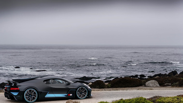 Bugatti Divo carbone/bleu 3/4 arrière droit