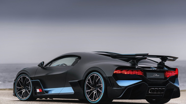 Bugatti Divo carbone/bleu 3/4 arrière gauche