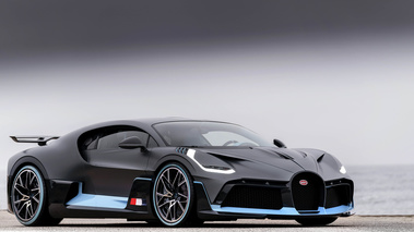 Bugatti Divo carbone/bleu 3/4 avant droit