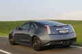 Cadillac CTS-V Coupe anthracite 3/4 arrière gauche travelling