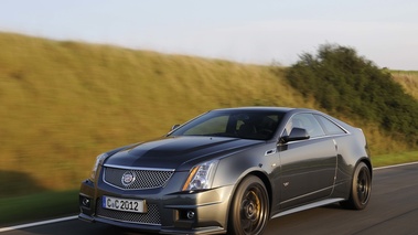 Cadillac CTS-V Coupe anthracite 3/4 avant gauche travelling