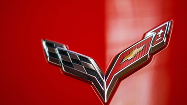 Chevrolet Corvette C7 Stingray rouge logo capot
