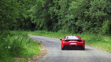 Ferrari 458 Speciale rouge face arrière 2