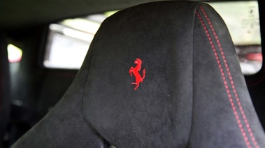 Ferrari 458 Speciale rouge logo siège
