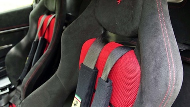 Ferrari 458 Speciale rouge sièges debout