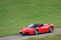 Ferrari 458 Spider rouge 3/4 avant gauche filé vue de haut