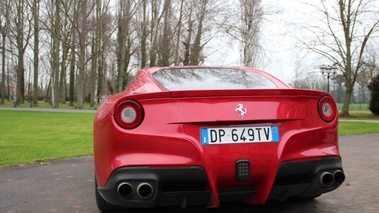 Ferrari F12 Berlinetta rouge face arrière 4