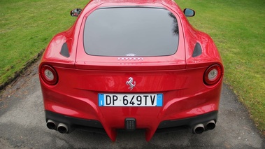 Ferrari F12 Berlinetta rouge face arrière 6