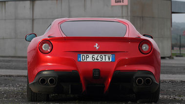 Ferrari F12 Berlinetta rouge face arrière