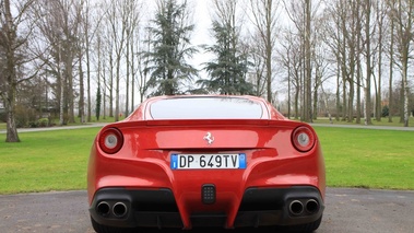 Ferrari F12 Berlinetta rouge face arrière