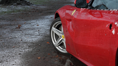 Ferrari F12 Berlinetta rouge jante 2