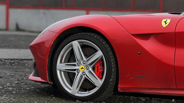 Ferrari F12 Berlinetta rouge jante
