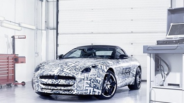 Jaguar F-Type - proto camouflé - 3/4 avant gauche