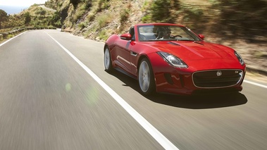 Jaguar F-Type S V8 rouge 3/4 avant droit travelling