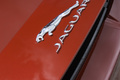 Jaguar F-Type V6 S rouge logo aileron debout
