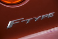 Jaguar F-Type V6 S rouge logo coffre