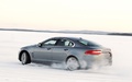 Jaguar XF AWD gris 3/4 arrière gauche filé