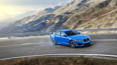 Jaguar XFR-S bleu 3/4 avant droit filé travers