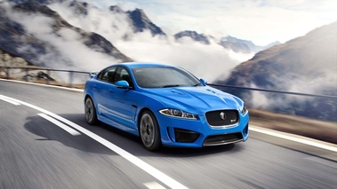 Jaguar XFR-S bleu 3/4 avant droit travelling 2