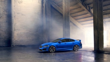 Jaguar XFR-S bleu 3/4 avant gauche